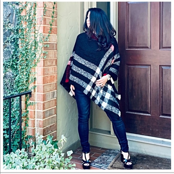 ✨LAST ONE✨Chic black plaid soft knit poncho - Picture 3 of 7